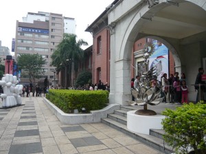 The 2-hour que outside MOCA